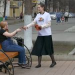 В Белорецке волонтеры раздают георгиевские ленточки