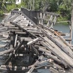 В Белорецке обрушилась часть деревянного моста через пруд